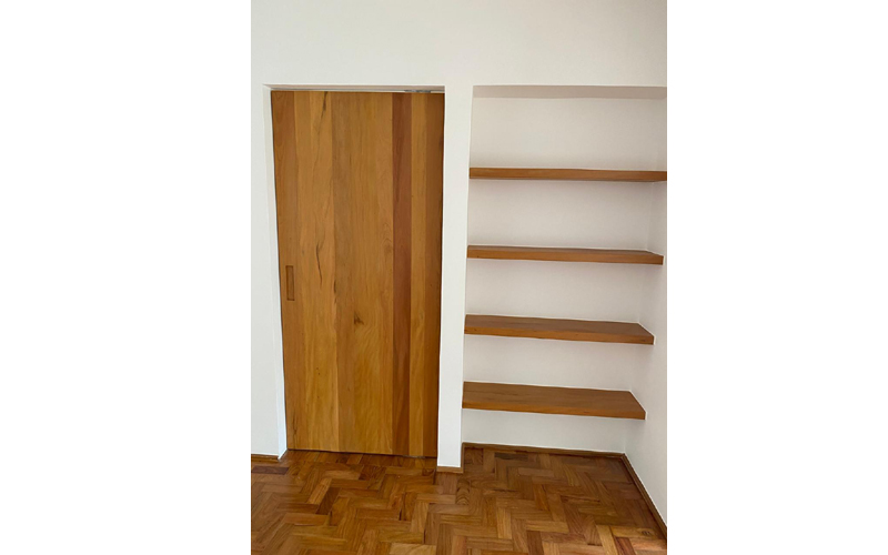 Instalação e Reformas em Porta em Madeira com Prateleiras Lateral!