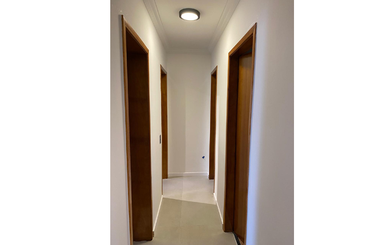 Instalação e Reformas em Molduras em Madeira em Portas no Corredor!