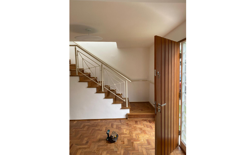 Instalação e Reformas em Portas em Madeira com Escada com Degraus em Madeira!