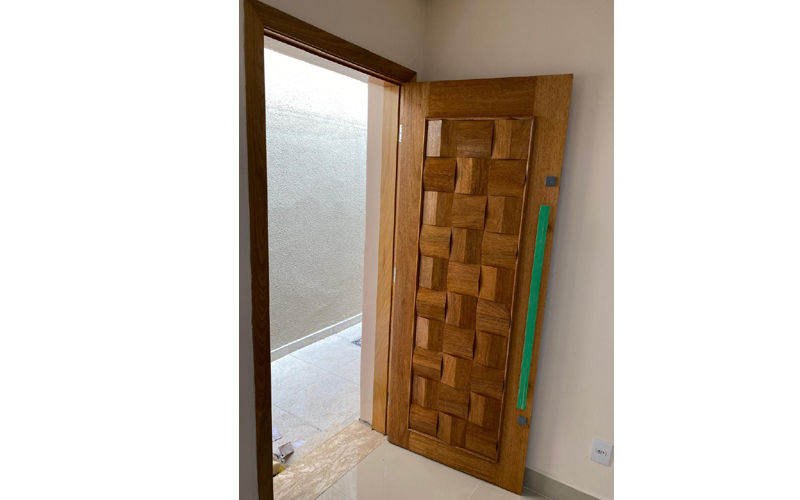 Instalação e Reformas em Porta em Madeira Quadriculada!