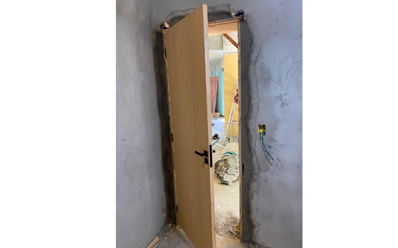 Instalação e Reformas em Fixação e Acabamento em Portas Madeira!