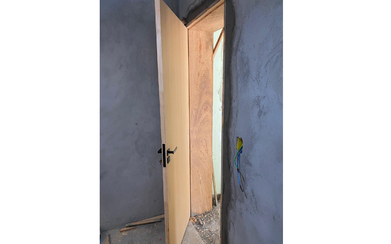 Instalação e Reformas em Fixação e Acabamento em Portas Madeira!